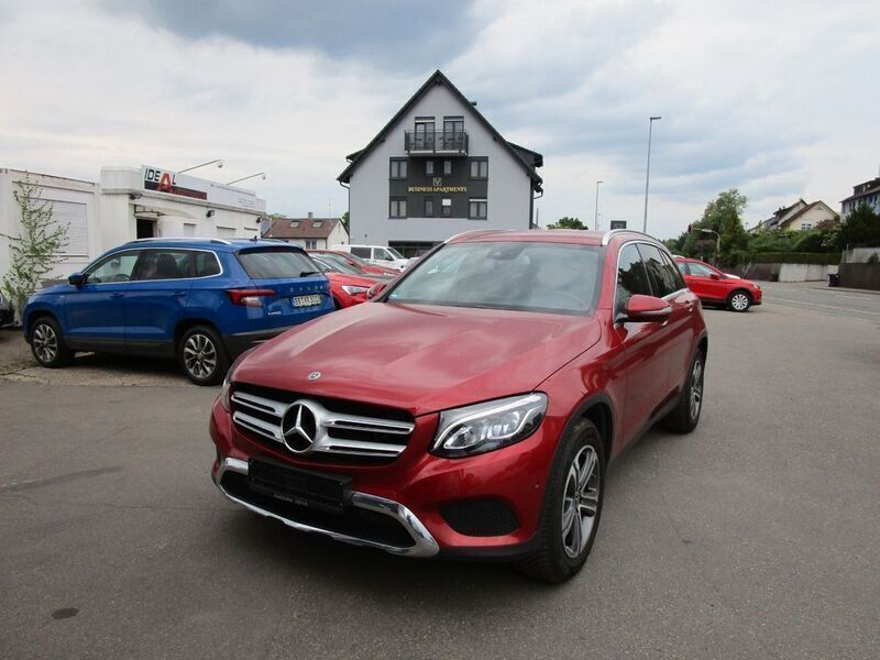 Hyazinthrot metalliclack Gebraucht 2018 Mercedes GLC250 AMG line SUV | 28.990 € (Superpreis) - Bild 1/4