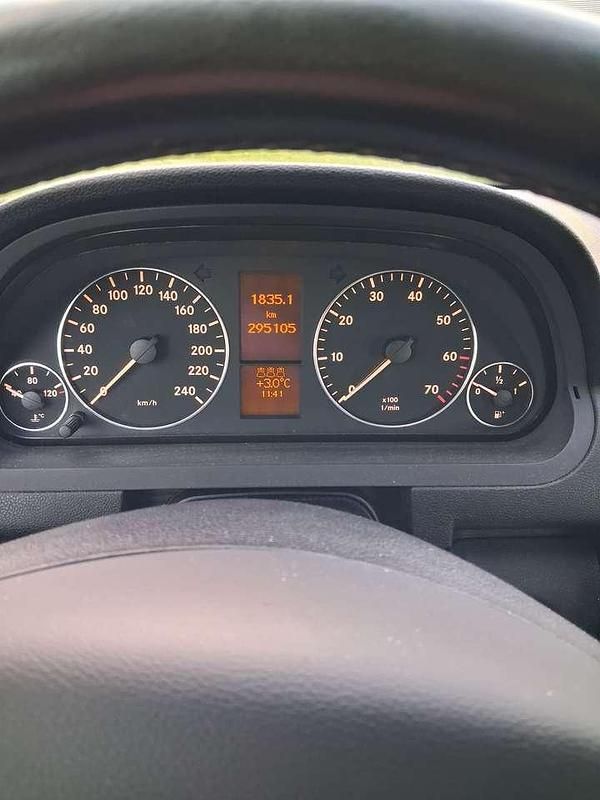 Schwarz Gebraucht 2004 Mercedes 200 Avantgarde Kleinwagen | 700 € - Bild 1/4