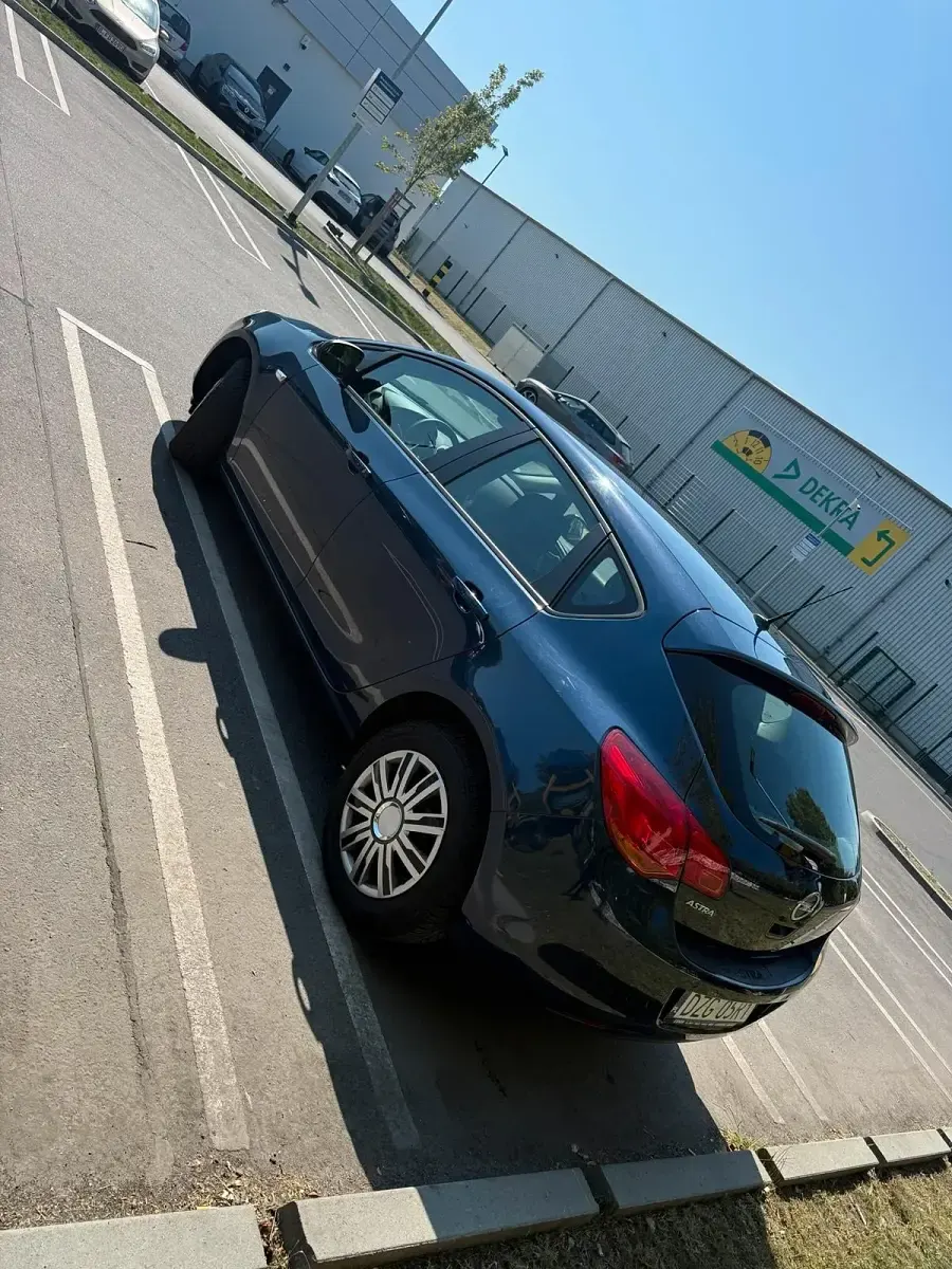 Gebraucht Opel Astra 115 PS (84 kW) 2011 Blau Kleinwagen