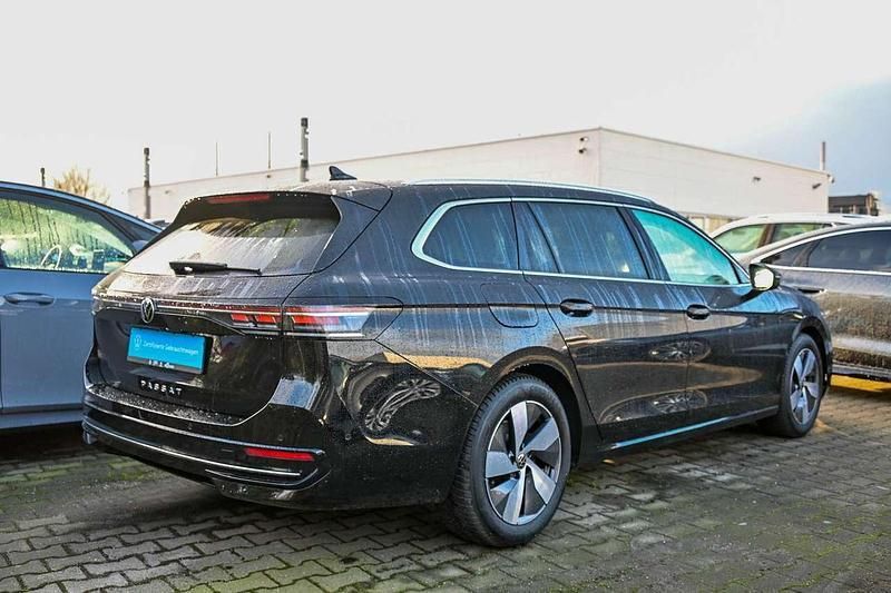 Gebraucht VW Passat Elegance 150 PS (110 kW) 2024 Grenadillschwarz metallic Kombi