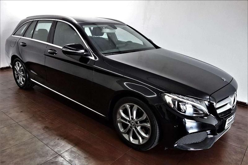 Obsidianschwarz metalliclack Gebraucht 2018 Mercedes C220 Avantgarde Kombi | 10.999 € - Bild 1/4