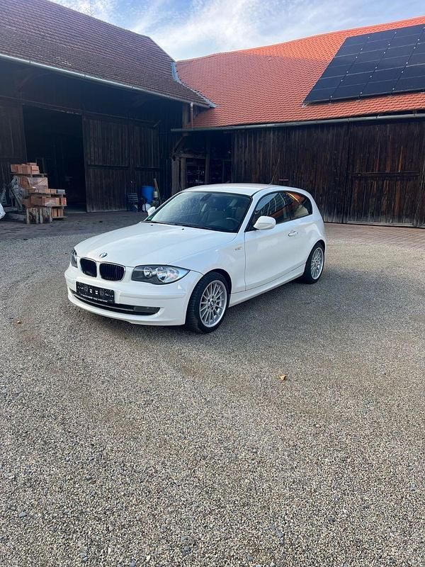 Weiß Gebraucht 2011 BMW 118 Coupé Advantage Coupé | 4.399 € (Guter Preis) - Bild 1/4