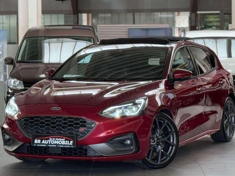Rubyrot (metallic) Gebraucht 2020 Ford Focus ST Limousine | 19.990 € (Teuer) - Bild 1/4