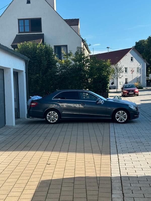 Grau Gebraucht 2010 Mercedes E300 Limousine | 9.000 € (Fairer Preis) - Bild 1/4