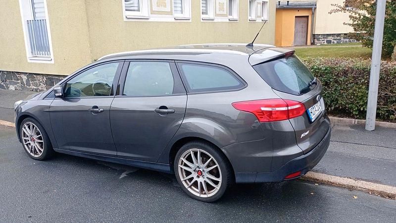 Grau Gebraucht 2015 Ford Focus Business Edition Kombi | 5.488 € (Guter Preis) - Bild 1/4