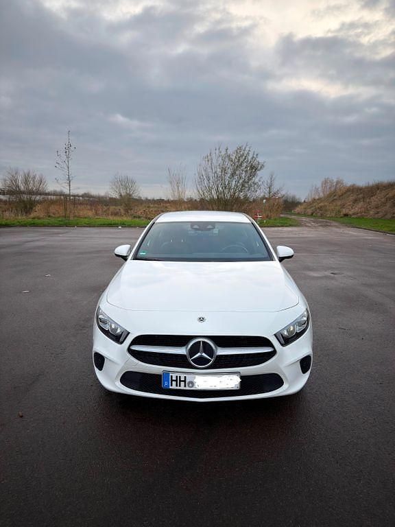 Weiß Gebraucht 2020 Mercedes A200 Edition Limousine | 22.900 € (Superpreis) - Bild 1/4