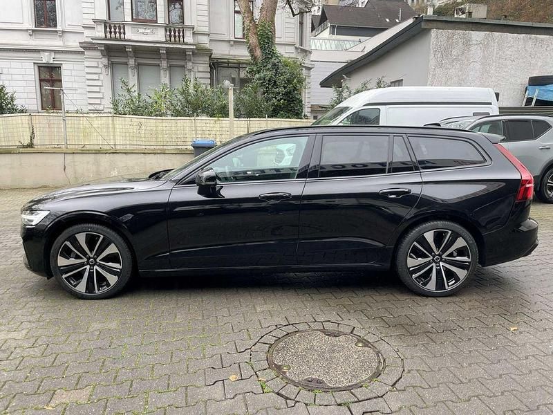 Gebraucht Volvo V60 Plus 197 PS (144 kW) 2025 Schwarz Kombi