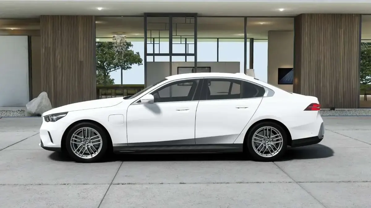 Neu BMW 530e 299 PS (219 kW) 2025 Alpinweiss uni Limousine