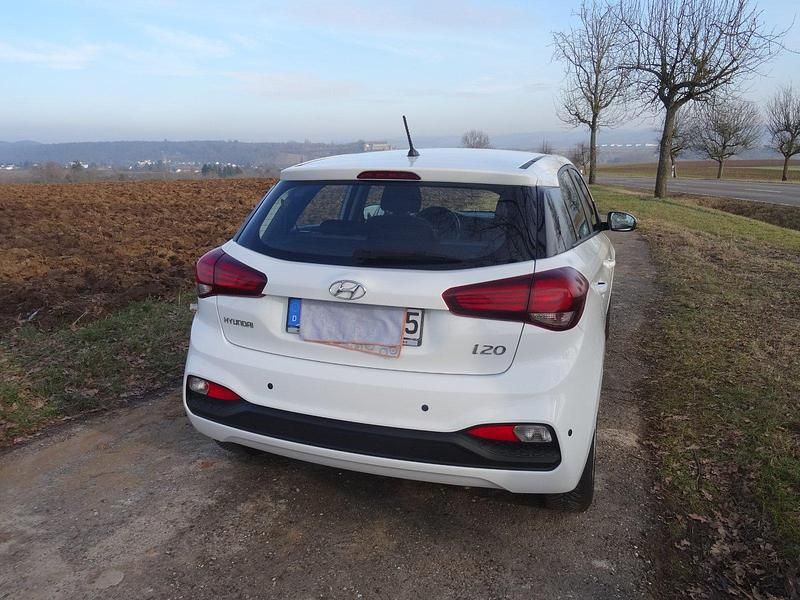 Gebraucht Hyundai i20 Style 85 PS (62 kW) 2020 Weiß Limousine