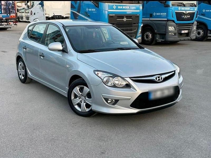Gebraucht Hyundai i30 105 PS (77 kW) 2010 Silber Limousine