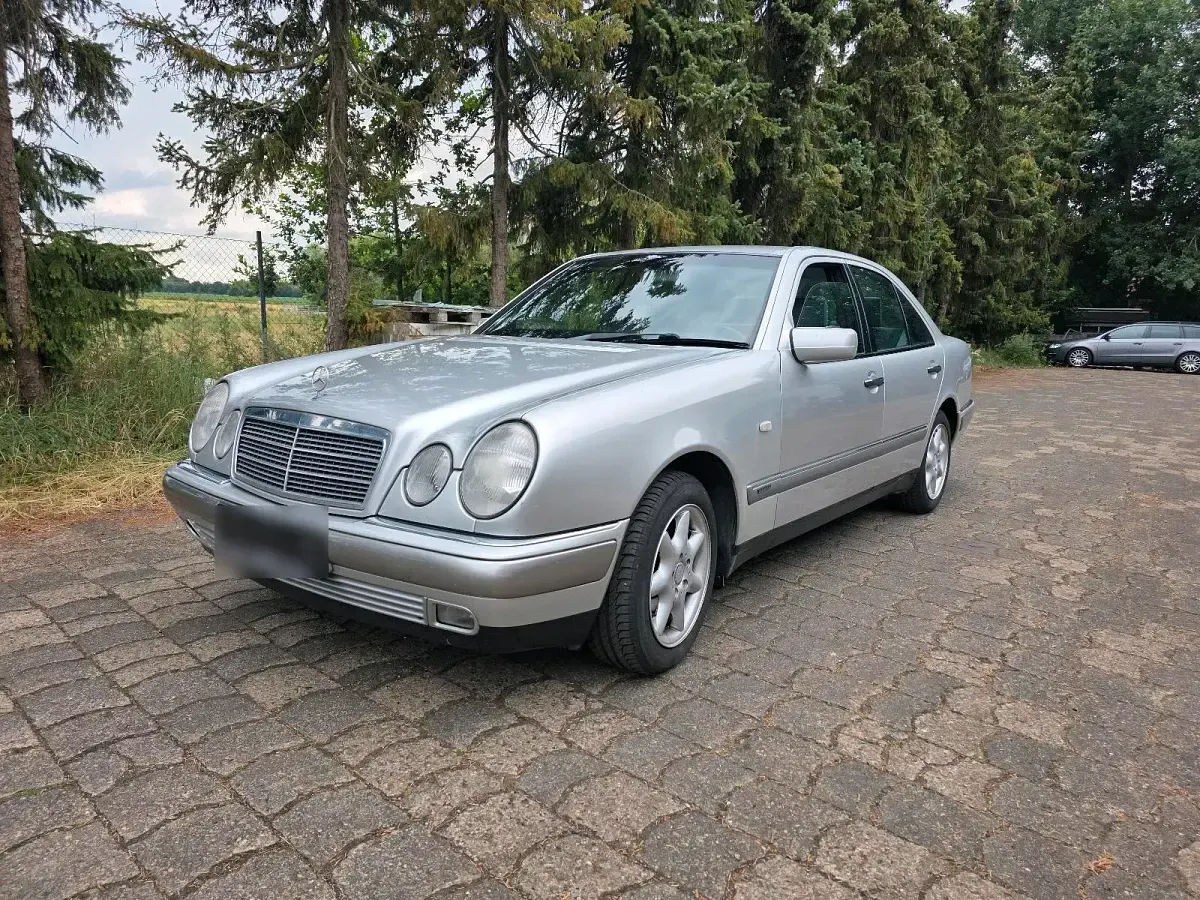 Gebraucht Mercedes E200 Elegance 136 PS (100 kW) 1998 Silber Limousine