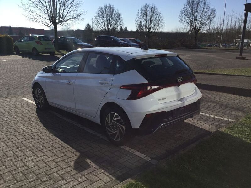 Gebraucht Hyundai i20 Trend 101 PS (74 kW) 2023 Weiß Kleinwagen