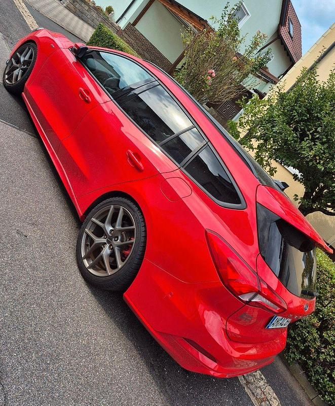 Rot Gebraucht 2019 Ford Focus ST-Line Kombi | 14.500 € (Fairer Preis) - Bild 1/4