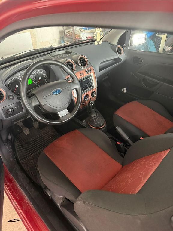 Gebraucht Ford Fiesta Ambiente 60 PS (44 kW) 2007 Rot Kleinwagen