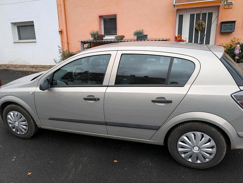 Gebraucht Opel Astra 90 PS (66 kW) 2009 Silber Kleinwagen