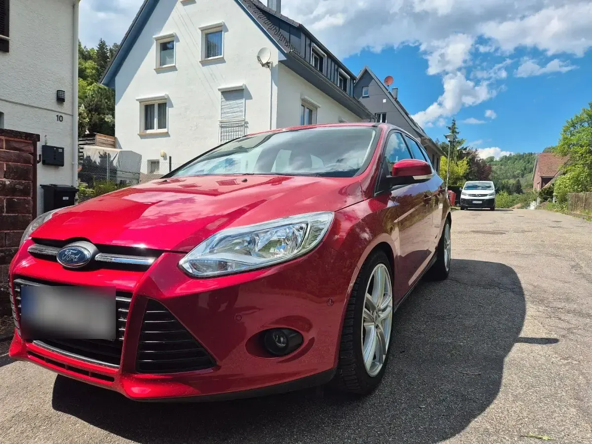 Gebraucht Ford Focus Trend 140 PS (102 kW) 2011 Rot Kombi