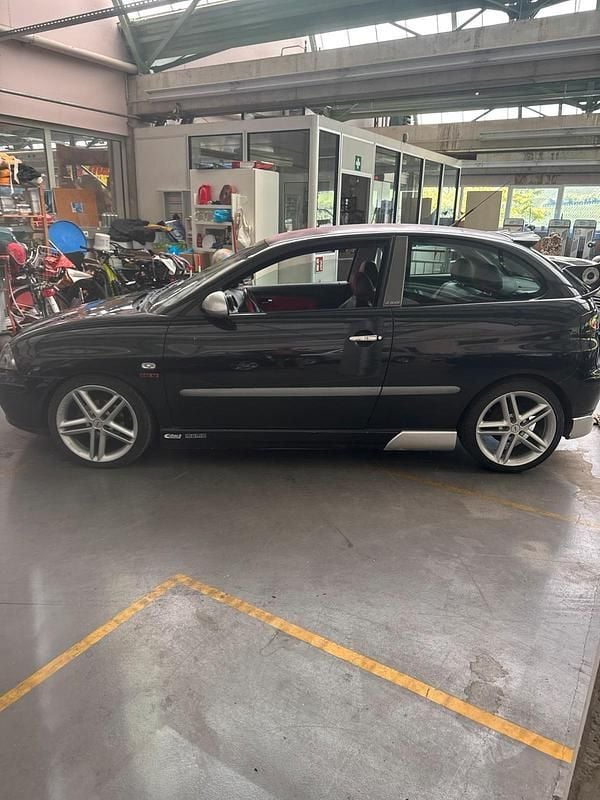 Schwarz Gebraucht 2003 Seat Ibiza Sport Kleinwagen | 1.950 € - Bild 1/4
