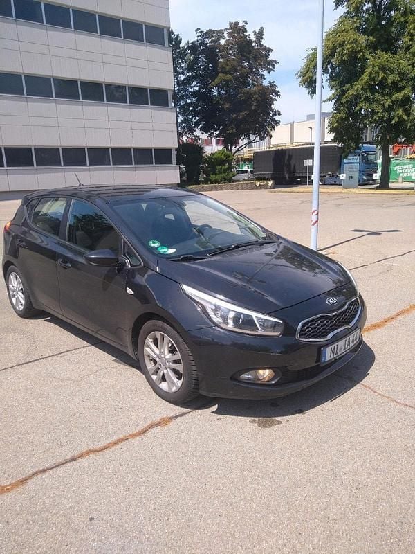 Schwarz Gebraucht 2012 Kia Ceed 2 Limousine | 5.200 € (Fairer Preis) - Bild 1/4