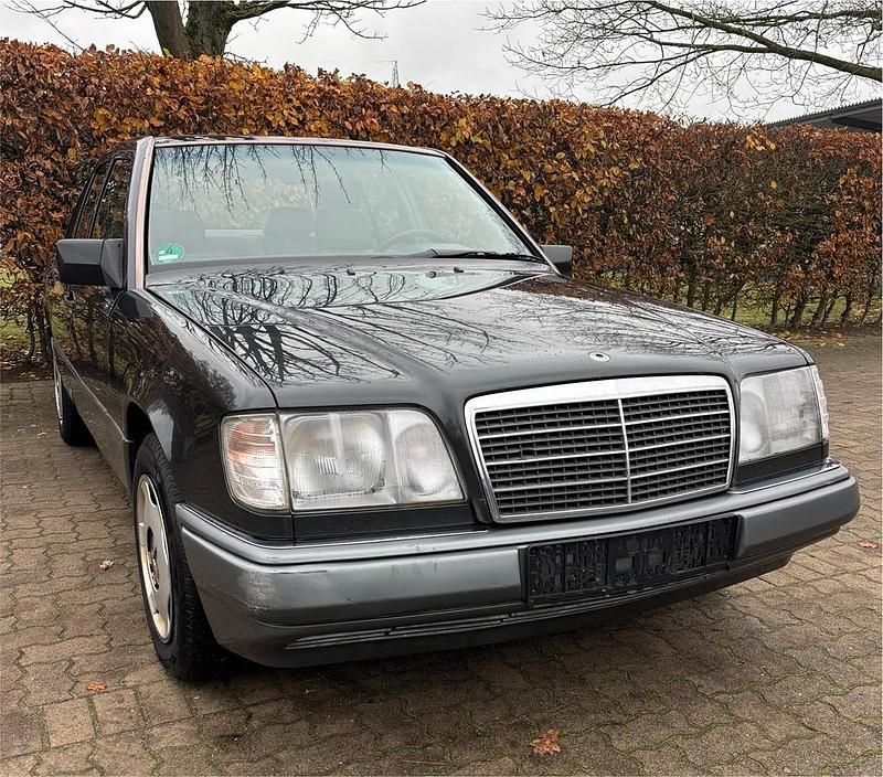 Schwarz Gebraucht 1993 Mercedes E200 Limousine | 1.890 € - Bild 1/4