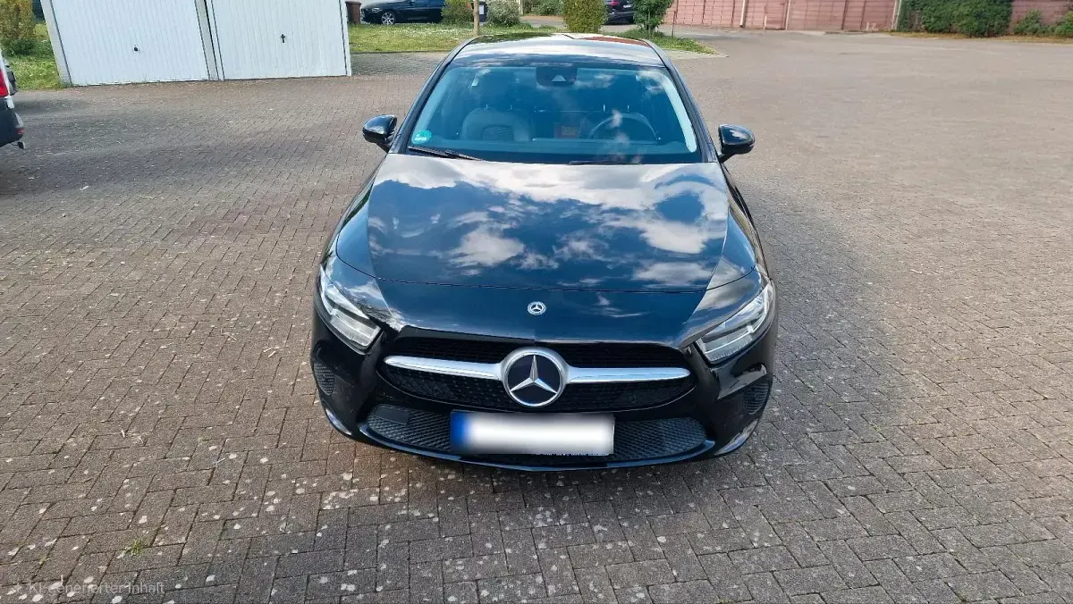 Gebraucht Mercedes A180 116 PS (85 kW) 2020 Schwarz Limousine
