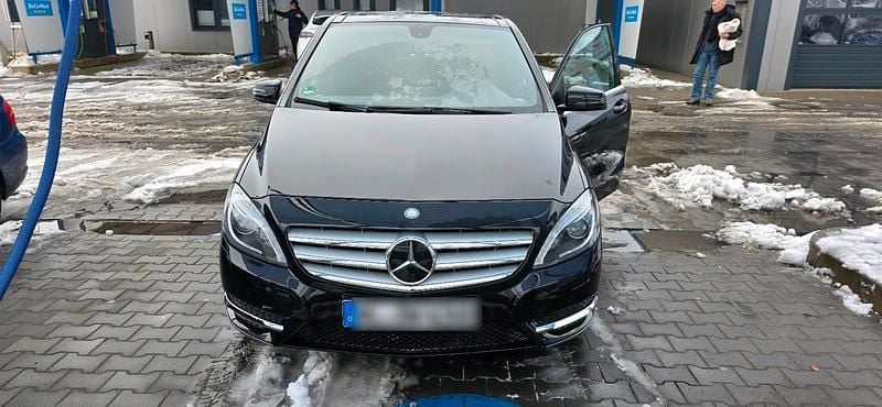 Schwarz Gebraucht 2014 Mercedes 250 Limousine | 13.800 € - Bild 1/4