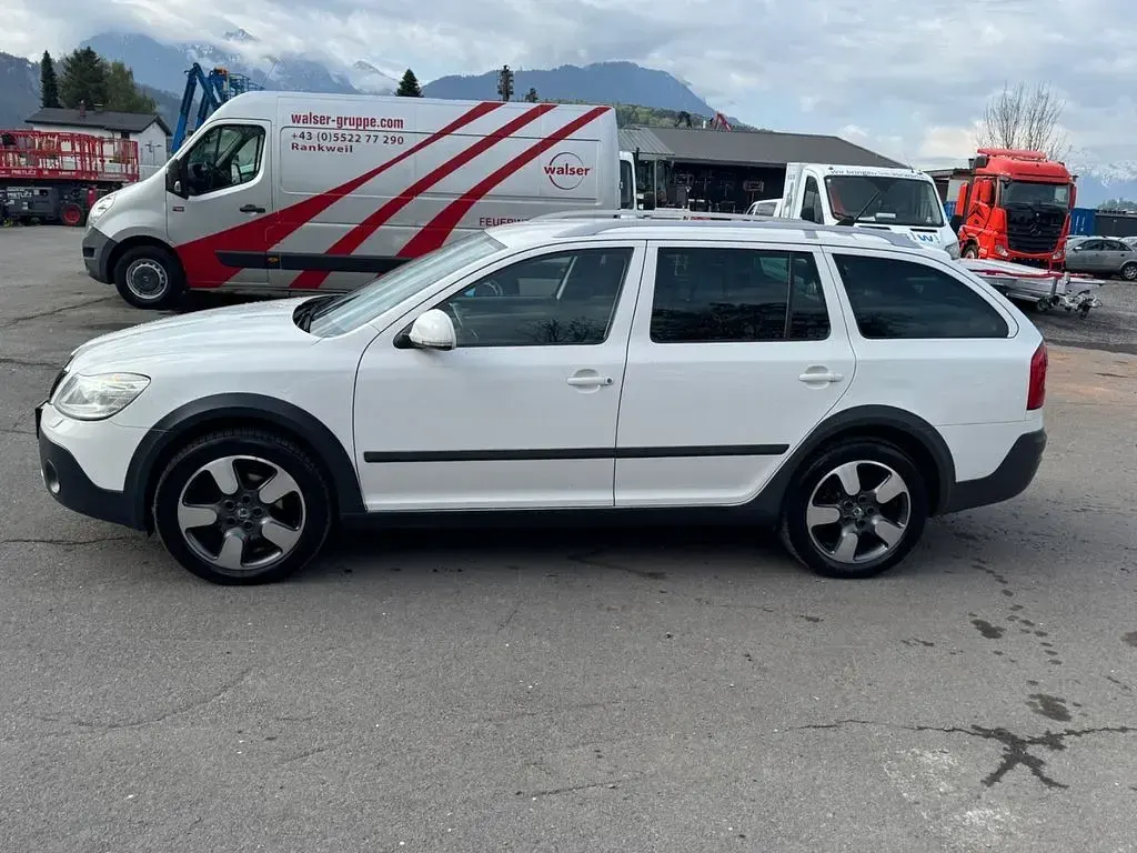 Gebraucht Skoda Octavia Scout 4x4 140 PS (102 kW) 2013 Weiß Kombi