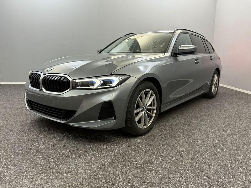 Grau Gebraucht 2023 BMW 318 Sport Line Limousine | 28.999 € (Fairer Preis) - Bild 1/4