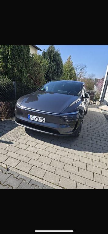 Grau Gebraucht 2025 Tesla Model Y SUV | 52.500 € - Bild 1/4
