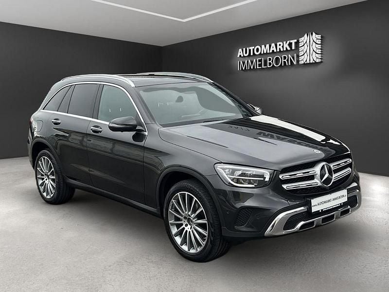 Grau Gebraucht 2022 Mercedes GLC300 AMG SUV | 40.980 € (Fairer Preis) - Bild 1/4