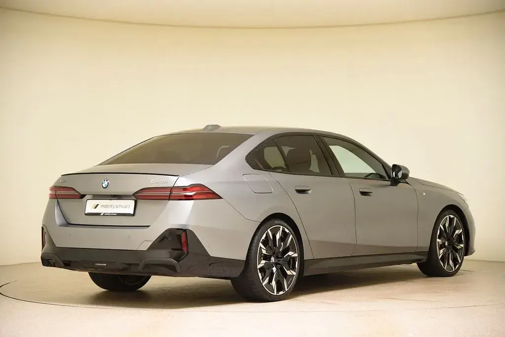 Gebraucht BMW 540 M Sport 286 PS (210 kW) 2025 Frozen pure grey met. Limousine