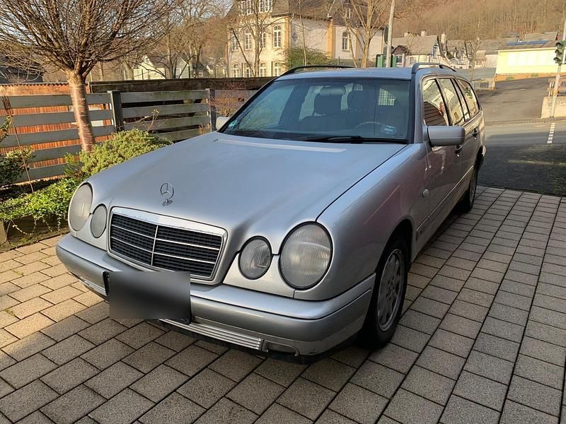 Silber Gebraucht 1998 Mercedes E200 Kombi | 2.780 € (Superpreis) - Bild 1/4