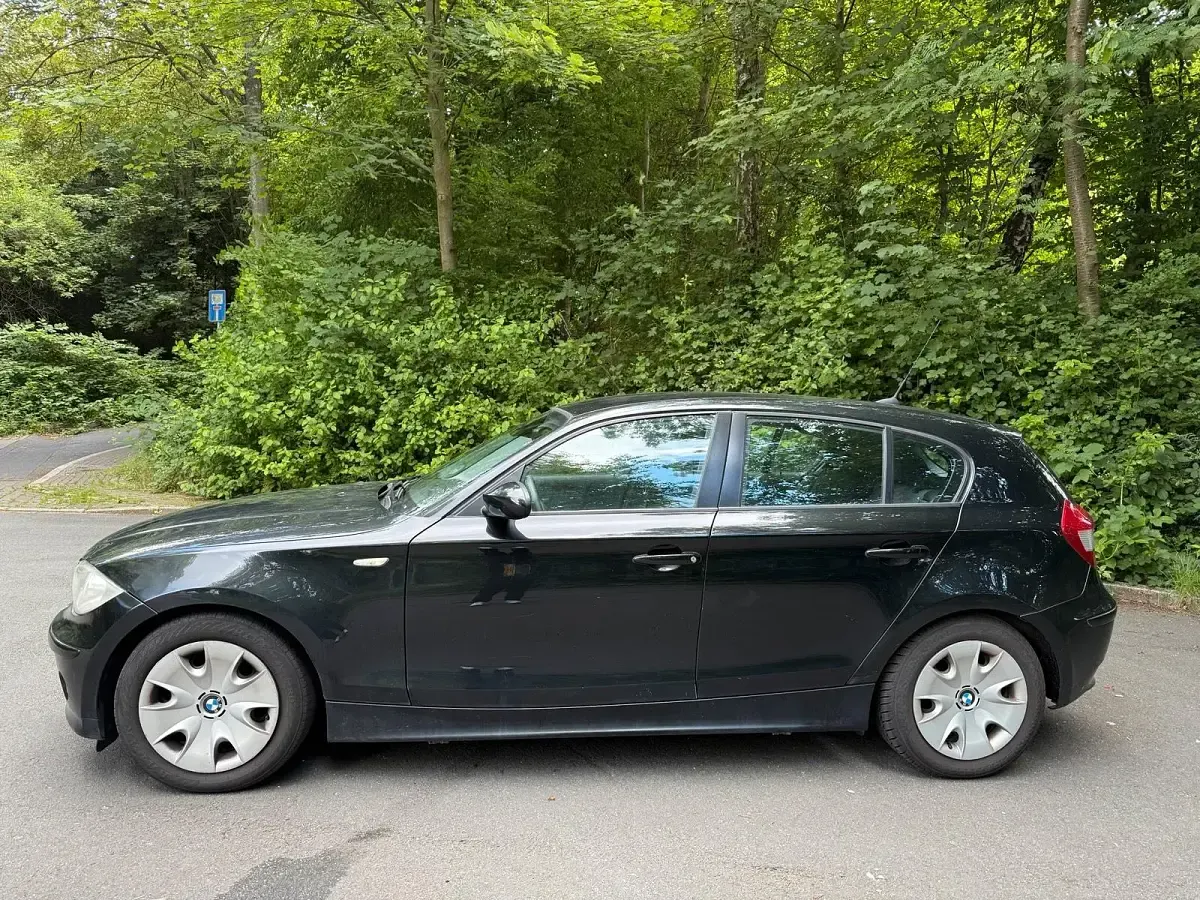 Gebraucht BMW 118 129 PS (94 kW) 2007 Schwarz Kleinwagen