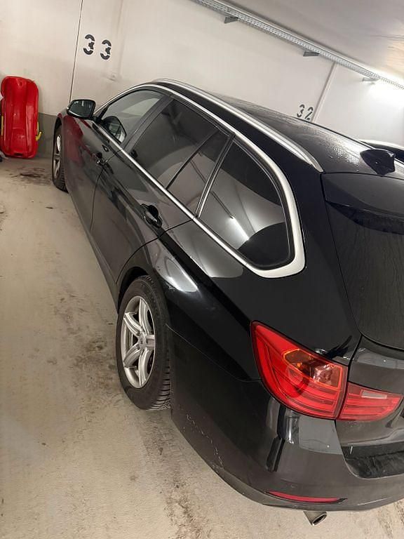 Gebraucht BMW 318 143 PS (105 kW) 2013 Schwarz Limousine