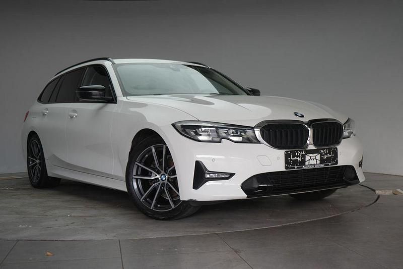 Alpinweiss 3 Gebraucht 2020 BMW 320 Sport Line Kombi | 21.950 € (Guter Preis) - Bild 1/4