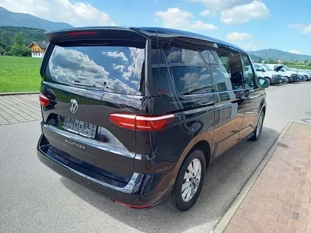 Gebraucht VW Multivan Life 150 PS (110 kW) 2025 Deep black perleffekt Van / Kleinbus