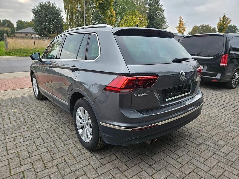 Grau Gebraucht 2018 VW Tiguan SUV | 13.734 € (Fairer Preis) - Bild 1/4