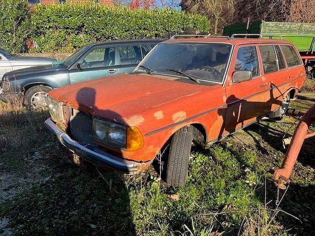 Gebraucht Mercedes 300 88 PS (64 kW) 1982 Rot Kombi