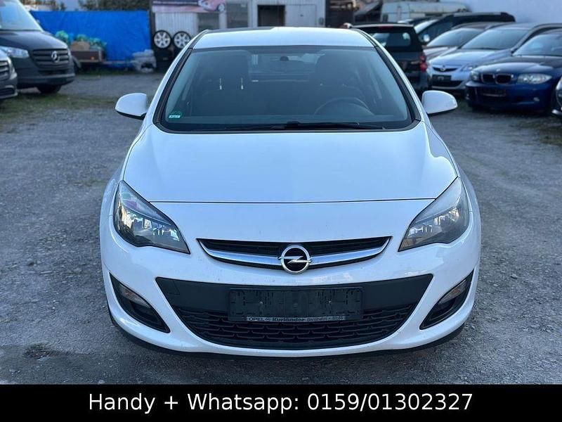 Gebraucht Opel Astra Selection 116 PS (85 kW) 2015 Schneeweiss/summitwhite/arctic Limousine