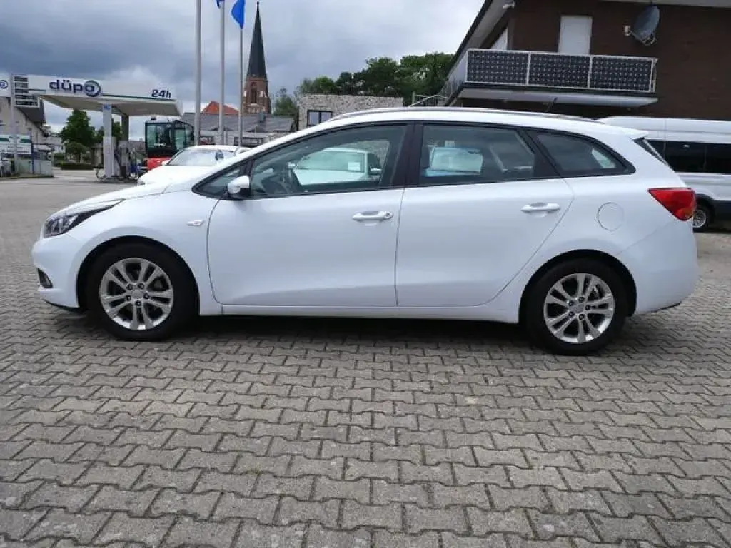 Gebraucht Kia Ceed 135 PS (99 kW) 2013 Casa white Kleinwagen