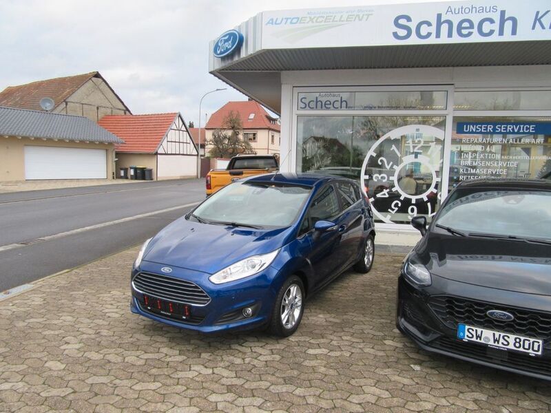 Blau Gebraucht 2016 Ford Fiesta Titanium Kleinwagen | 9.900 € (Etwas zu teuer) - Bild 1/4
