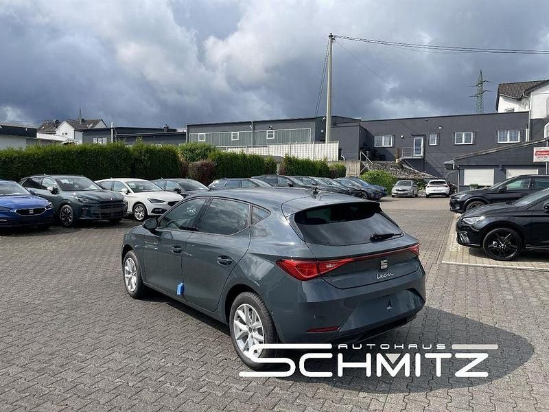 Neu Seat Leon 150 PS (110 kW) 2025 Blau Limousine