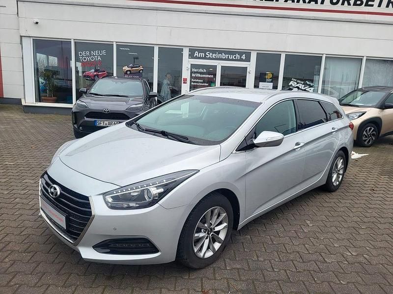 Silber Gebraucht 2016 Hyundai i40 Trend Kombi | 11.400 € (Fairer Preis) - Bild 1/4