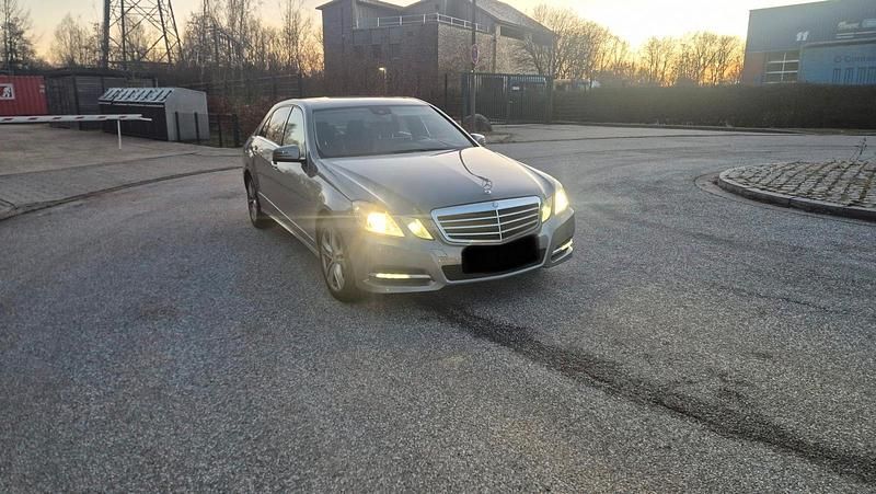 Gebraucht Mercedes E220 Avantgarde 170 PS (125 kW) 2013 Silber Limousine