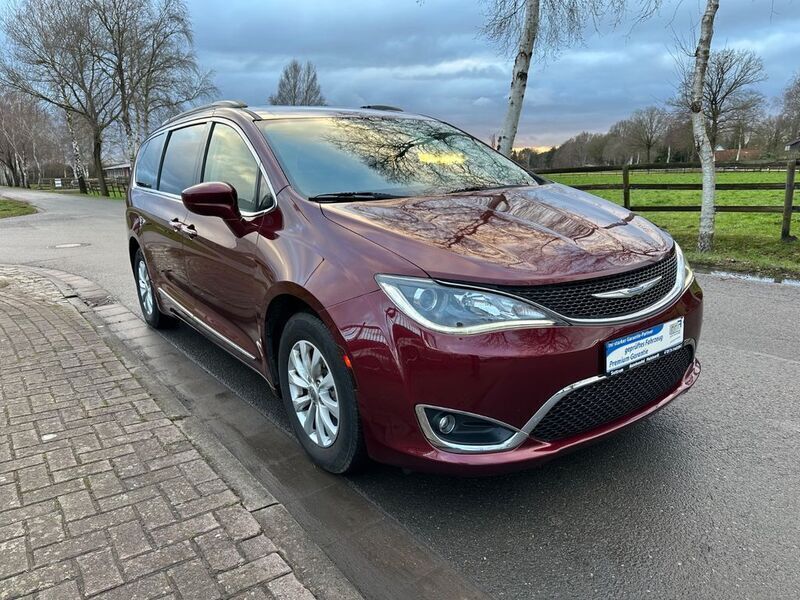 Rot Gebraucht 2017 Chrysler Pacifica Touring SUV | 19.999 € (Etwas zu teuer) - Bild 1/4