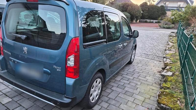 Gebraucht Peugeot TePee 92 PS (67 kW) 2011 Blau Kombi