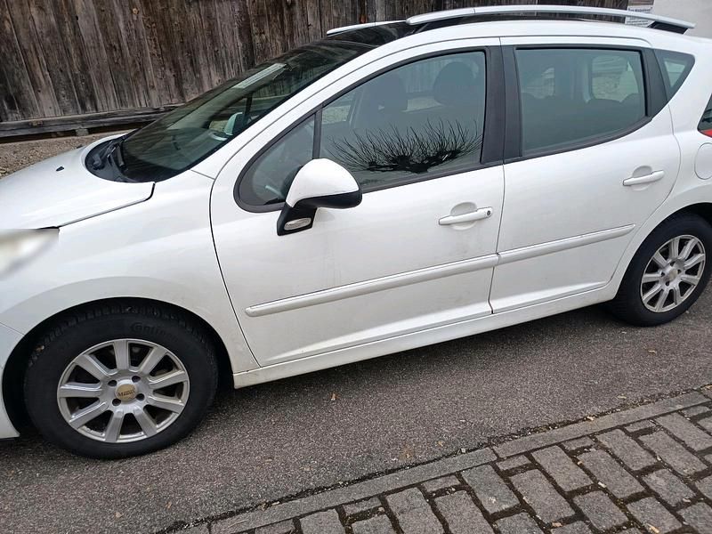 Gebraucht Peugeot 207 Family 95 PS (69 kW) 2012 Weiß Kombi