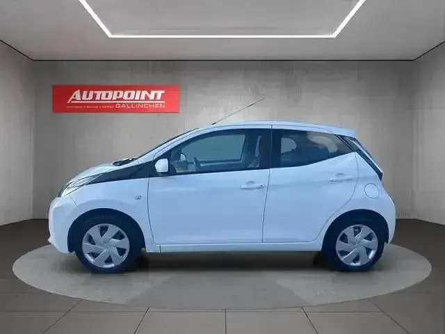 Gebraucht Toyota Aygo X-play 97 PS (71 kW) 2015 Weiß Kleinwagen