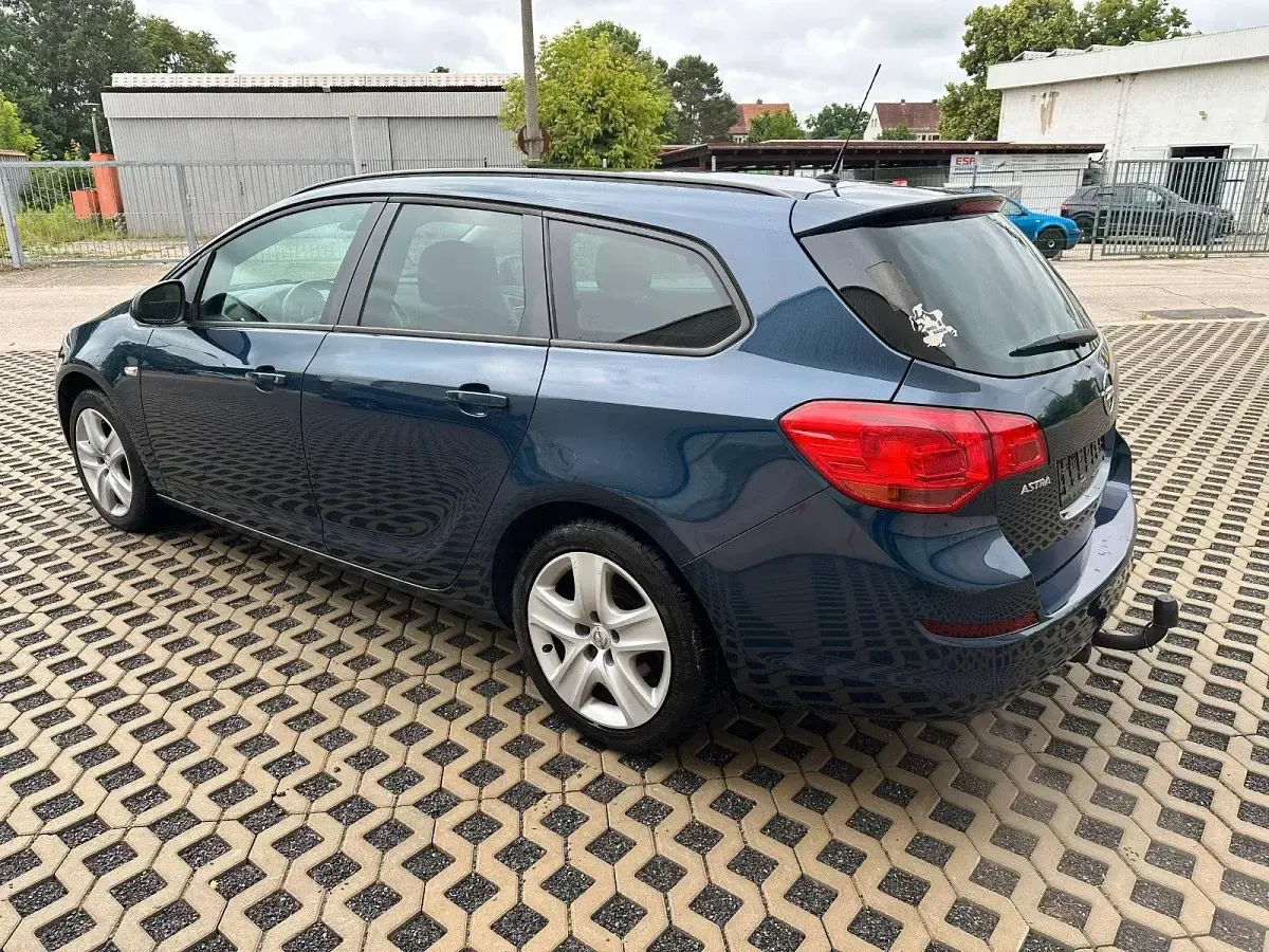 Gebraucht Opel Astra 125 PS (91 kW) 2011 Blau Kombi