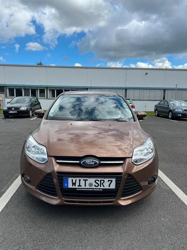 Braun Gebraucht 2012 Ford Focus Limousine | 1.999 € - Bild 1/4