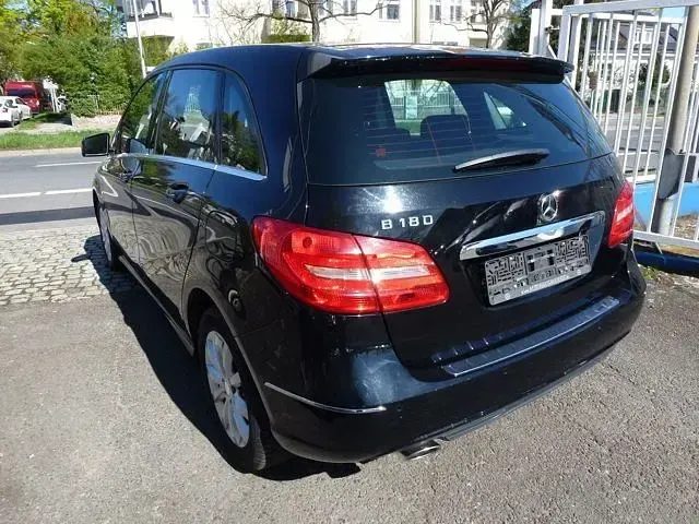 Gebraucht Mercedes B180 122 PS (89 kW) 2012 Schwarz Kleinwagen